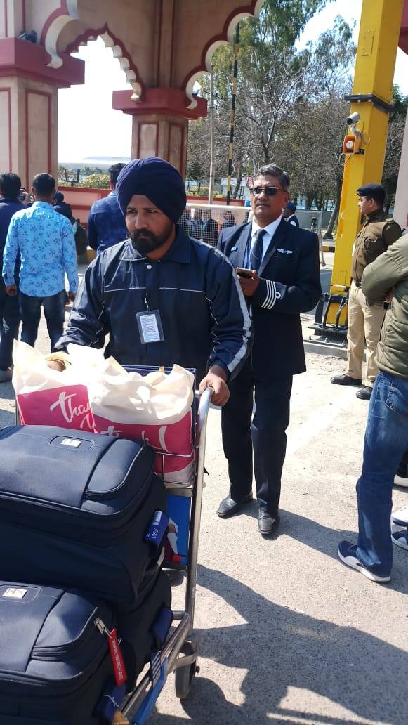 ਪ੍ਰੇਸ਼ਾਨ ਮੁਸਾਫ਼ਰ ਆਪੋ-ਆਪਣੇ ਟਿਕਾਣਿਆਂ 'ਤੇ ਪਹੁੰਚਣ ਲਈ ਹਵਾਈ ਸਫ਼ਰ 'ਤੇ ਨਿਰਭਰ ਸਨ, ਪਰ ਹੁਣ ਉਨ੍ਹਾਂ ਨੂੰ ਆਪਣੇ ਪ੍ਰੋਗਰਾਮ ਰੱਦ ਕਰਨੇ ਪਏ ਜਾਂ ਬਦਲਵੇਂ ਸਾਧਨ ਰਾਹੀਂ ਜਾ ਰਹੇ ਹਨ। 