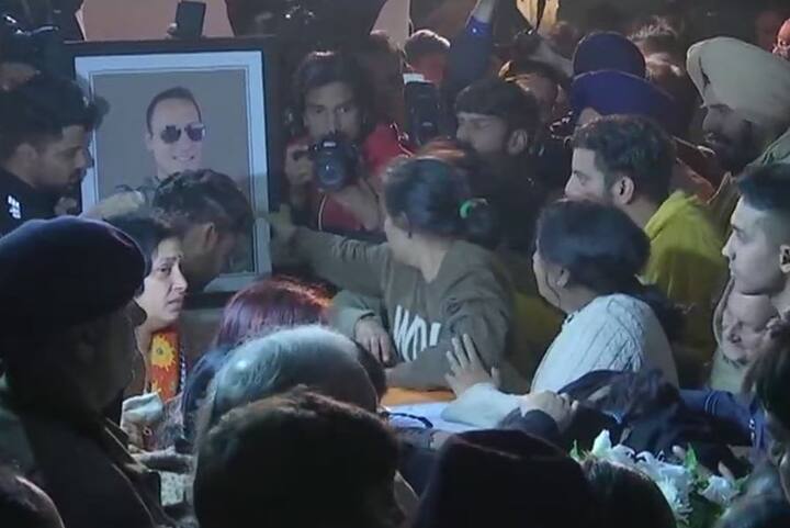 ਸ਼ਹੀਦ ਸਿਧਾਰਥ ਦੀ ਮ੍ਰਿਤਕ ਦੇਹ ਹਵਾਈ ਅੱਡੇ ਪਹੁੰਚਣ ਸਮੇਂ ਮਾਹੌਲ ਬੇਹੱਦ ਭਾਵੁਕ ਹੋਇਆ। 