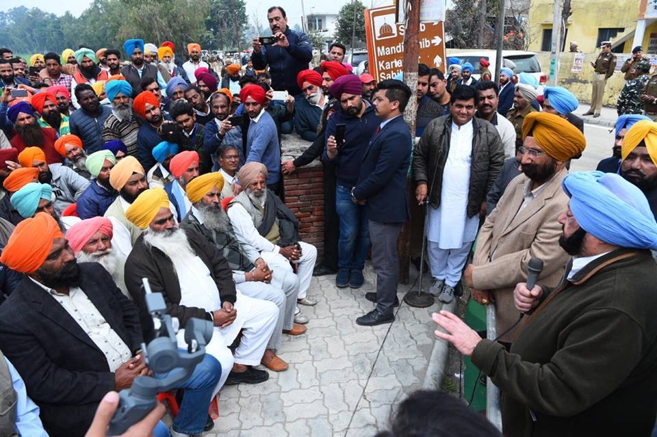 cm capt amarinder singh assures proper compensation to farmers whose land will be acquired for kartarpur corridor ਕਰਤਾਰਪੁਰ ਗਲਿਆਰੇ ਲਈ ਜ਼ਮੀਨ ਦੇਣ ਵਾਲੇ ਕਿਸਾਨਾਂ ਨੇ ਫੋਲੇ ਕੈਪਟਨ ਕੋਲ ਆਪਣੇ ਦੁੱਖੜੇ