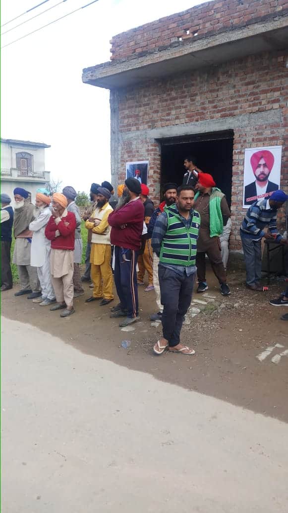 ਬੀਤੀ ਸ਼ਾਮ ਗਲੇਸ਼ੀਅਰ ਵਿੱਚ 15 ਫ਼ੌਜੀਆਂ ਦਾ ਇੱਕ ਦਸਤਾ ਗਸ਼ਤ ਕਰ ਰਿਹਾ ਸੀ। 