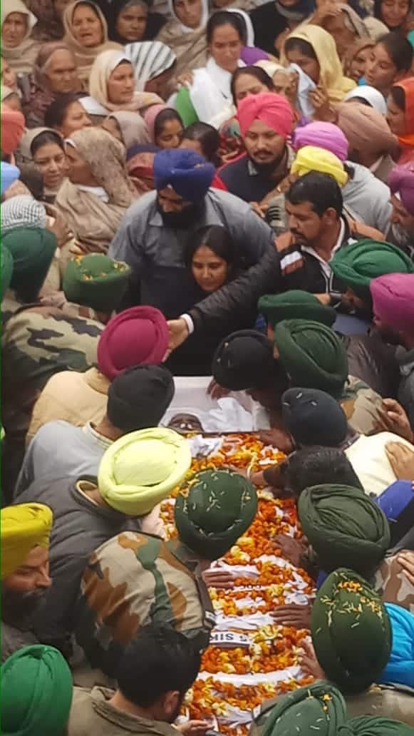ਆਪਣੇ ਪਿੱਛੇ ਉਹ ਪਤਨੀ ਪਵਨਪ੍ਰੀਤ ਕੌਰ ਤੇ 5 ਸਾਲ ਦੇ ਲੜਕੇ ਜਸਨੂਰ ਪ੍ਰੀਤ ਸਿੰਘ ਨੂੰ ਛੱਡ ਗਏ ਹਨ।