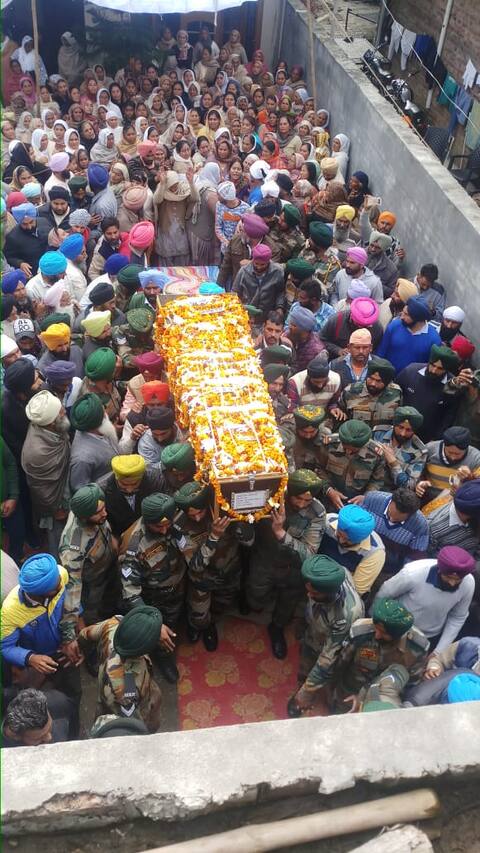 ਲਾਂਸ ਨਾਇਕ ਕੁਲਦੀਪ ਸਿੰਘ ਨੂੰ ਸਰਕਾਰੀ ਸਨਮਾਨਾਂ ਨਾਲ ਅੰਤਿਮ ਵਿਦਾਈ, ਵੇਖੋ ਤਸਵੀਰਾਂ ਲਾਂਸ ਨਾਇਕ ਕੁਲਦੀਪ ਸਿੰਘ ਨੂੰ ਸਰਕਾਰੀ ਸਨਮਾਨਾਂ ਨਾਲ ਅੰਤਿਮ ਵਿਦਾਈ, ਵੇਖੋ ਤਸਵੀਰਾਂ
