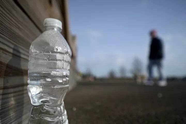  ਕੈਮੀਕਲਸ : ਬੀਪੀਏ ਕੈਮੀਕਲਸ ਜੋ ਕਿ ਪਲਾਸਟਿਕ ਦੀ ਬੋਤਲ, ਕੰਟੇਨਰ ਤੇ ਘਰ 'ਚ ਮੌਜੂਦ ਹੋਰ ਚੀਜ਼ਾਂ 'ਚ ਪਾਇਆ ਜਾਂਦਾ ਹੈ, ਉਸ ਨਾਲ ਵੀ ਸਪਰਮ ਕਾਊਂਟ ਘੱਟ ਹੋ ਜਾਂਦੇ ਹਨ।