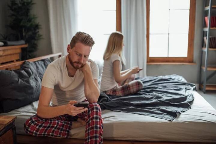 ਸੁਸਤ ਲਾਇਫ਼ਸਟਾਇਲ : ਜੇਕਰ ਤੁਸੀਂ ਲੰਮੇ ਸਮੇਂ ਤਕ ਇੱਕ ਹੀ ਥਾਂ 'ਤੇ ਬੈਠੇ ਰਹਿੰਦੇ ਹੋ ਜਾਂ ਫਿਰ ਸਰੀਰ ਬਹੁਤ ਐਕਟਿਵ ਨਹੀਂ ਹੁੰਦਾ ਤਾਂ ਇਸ ਨਾਲ ਵੀ ਸਪਰਮ ਕਾਊਂਟ ਘੱਟ ਹੋ ਜਾਂਦੇ ਹਨ।