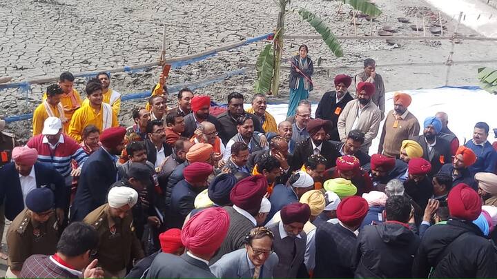 ਇਸ ਮੌਕੇ ਉਨ੍ਹਾਂ ਸ੍ਰੀ ਦੁਰਗਿਆਣਾ ਮੰਦਰ ਵਿਖੇ ਸਰੋਵਰ ਦੀ ਕਾਰ ਸੇਵਾ ਦੀ ਸ਼ੁਰੂਆਤ ਕੀਤੀ।