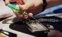 ਸਮਾਰਟਫੋਨ ਨੂੰ ਕਿਸੇ ਲੋਕਲ ਦੁਕਾਨ 'ਚ ਠੀਕ ਕਰਵਾਉਣਾ ਕਿੰਨਾ ਸਹੀ ਤੇ ਕਿੰਨਾ ਗਲਤ