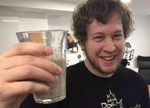 ਦੁੱਧ \'ਚ ਕੋਕ ਮਿਲਾ ਕੇ ਪੀਂਦਾ ਇਹ ਕਾਮੇਡੀਅਨ, ਕਾਰਨ ਜਾਣ ਕੇ ਹੋ ਜਾਓਗੇ ਹੈਰਾਨ