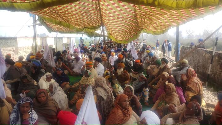 ਜੰਡਿਆਲਾ ਗੁਰੂ ਨੇੜੇ ਰੇਲਵੇ ਪਟੜੀ ’ਤੇ ਧਰਨਾ ਦੇ ਰਹੇ ਕਿਸਾਨਾਂ ਤੇ ਮਜ਼ਦੂਰਾਂ ਦਾ ਸੰਘਰਸ਼ ਦੂਜੇ ਦਿਨ ਹੋਰ ਤੇਜ਼ ਹੋ ਗਿਆ ਹੈ। 