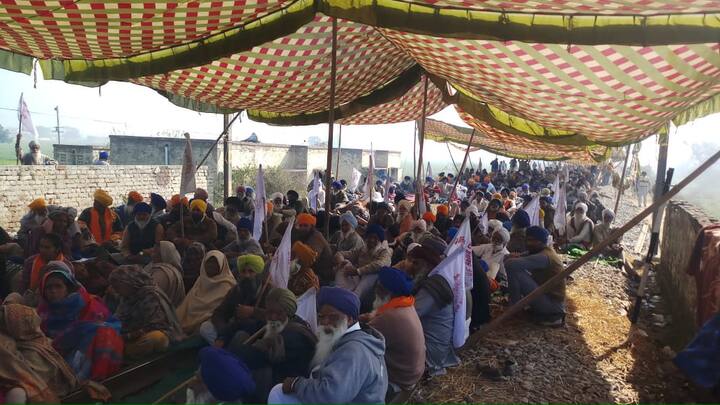 ਕਿਸਾਨਾਂ ਦਾ ਰੇਲ ਰੋਕੂ ਅੰਦੋਲਨ ਤੀਜੇ ਦਿਨ ਵੀ ਜਾਰੀ ਹੈ। 