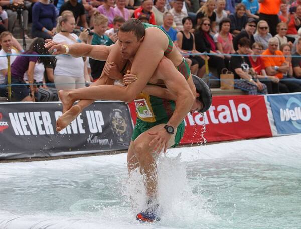 ਇਸ ਰੇਸ ‘ਚ ਸਵੀਡਨ, ਯੂਐਸ, ਬ੍ਰਿਟੇਨ ਅਤੇ ਸਟੋਨਿਆ ਜਿਹੇ ਦੇਸ਼ਾਂ ਦੇ ਲੋਕ ਸ਼ਾਮਲ ਹੁਮਦੇ ਹਨ। ਇਸ ਰੇਸ ਪਿੱਛੇ ਕਹਾਣੀ ਹੈ ਕਿ 19ਵੀਂ ਸਦੀ ‘ਚ ਫਿਨਲੈਂਡ ਦਾ ਇੱਕ ਡਾਕੂ ਰੌਕਨੇਨ ਆਪਣੀ ਗੈਂਗ ‘ਚ ਸ਼ਾਮਲ ਸਾਥੀਆਂ ਨੂੰ ਕਣਕ ਦੀ ਬੋਰੀਆਂ ਜਾਂ ਜ਼ਿੰਦਾ ਜਾਨਵਰ ਚੁੱਕ ਕੇ ਭੱਜਣ ਨੂੰ ਕਹਿੰਦਾ ਸੀ, ਜਿਸ ਤੋਂ ਬਾਅਦ ਤੋਂ ਹੀ ਇਹ ਪ੍ਰਥਾ ਸ਼ੁਰੂ ਹੋ ਗਈ।