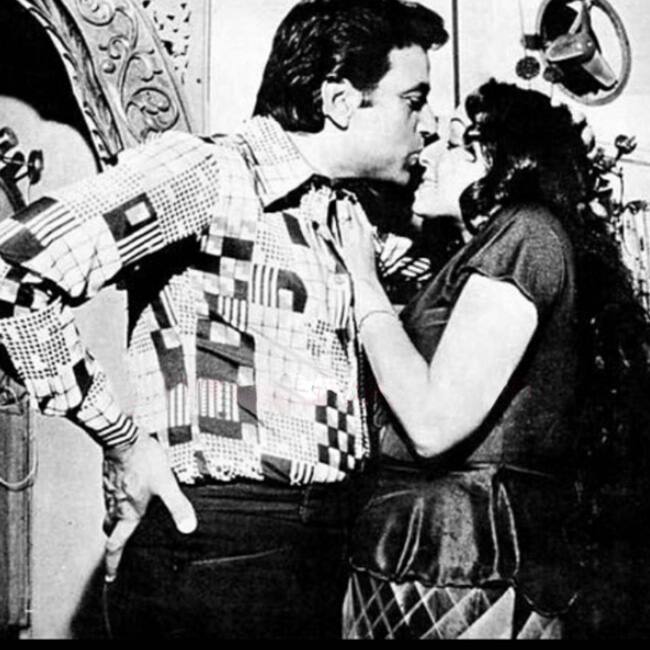 ਧਰਮ ਤੇ ਹੇਮਾ ਨੇ 1975 ‘ਚ ਫ਼ਿਲਮ ‘ਸ਼ੋਲੇ’ ਕੀਤੀ ਸੀ। ਇਸ ਦੀ ਸ਼ੂਟਿੰਗ ਦੌਰਾਨ ਚੇਨਈ ਦੇ ਹੋਟਲ ‘ਚ ਧਰਮ ਤੇ ਹੇਮਾ ਰੁਕੇ ਸੀ। ਇਸੇ ਦੌਰਾਨ ਫ਼ਿਲਮ ਦੇ ਡਾਇਰੈਕਟਰ ਬਿਨਾ ਦਰਵਾਜ਼ਾ ਖੜਕਾਏ ਉਨ੍ਹਾਂ ਦੇ ਕਮਰੇ ‘ਚ ਦਾਖਲ ਹੋ ਗਏ। 