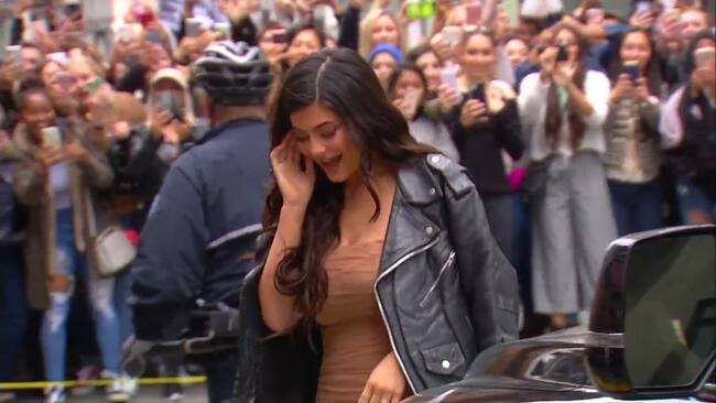 ਕਾਇਲੀ ਨੇ ਆਪਣਾ ਕਾਸਮੈਟਿਕ ਬਿਜਨੈੱਸ 2015 ‘ਚ ਸ਼ੁਰੂ ਕੀਤਾ ਸੀ। ਇਸ ਦਾ ਪ੍ਰਮੋਸ਼ਨ ਅਕਸਰ ਉਹ ਸੋਸ਼ਲ ਮੀਡੀਆ ‘ਤੇ ਕਰਦੀ ਹੈ। ਇਸ ਦੇ ਨਾਲ ਹੀ ਆਪਣੇ ਪ੍ਰੋਡਕਟਸ ਦੀ ਮਾਡਲਿੰਗ ਉਹ ਖੁਦ ਕਰਦੀ ਹੈ।