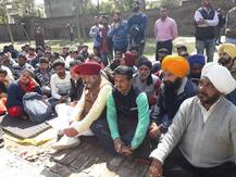 ਟੈਂਕੀ \'ਤੇ ਚੜ੍ਹੇ ਬੇਰੁਜ਼ਗਾਰ ਅਧਿਆਪਕ, \'ਆਪ\' ਨੇ ਉਠਾਏ ਕੈਪਟਨ ਸਰਕਾਰ \'ਤੇ ਸਵਾਲ