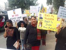 #InternationalWomensDay ਮੌਕੇ ਸੜਕਾਂ \'ਤੇ ਉੱਤਰੀਆਂ NRI ਲਾੜਿਆਂ ਵੱਲੋਂ ਛੱਡੀਆਂ ਔਰਤਾਂ