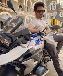 18.25 ਲੱਖ ਦੀ ਨਵੀਂ ਬਾਈਕ ਦਾ ਦੀਵਾਨਾ ਹੋਇਆ ਸ਼ਾਹਿਦ ਕਪੂਰ, ਵੇਖੋ ਤਸਵੀਰਾਂ