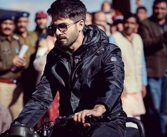 ‘ਬੱਤੀ ਗੁੱਲ ਮੀਟਰ ਚਾਲੂ’ ਫਿਲਮ ਦੇ ਇੱਕ ਸੀਨ ਵਿੱਚ ਬਾਈਕ ’ਤੇ ਬੈਠਾ ਸ਼ਾਹਿਦ ਕਪੂਰ। 