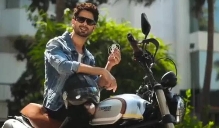 ਇਸ ਫੋਟੋ ਵਿੱਚ ਸ਼ਾਹਿਦ ਹੇਅਰ ਜੈੱਲ ਦਾ ਇਸ਼ਤਿਹਾਰ ਕਰ ਰਿਹਾ ਹੈ।