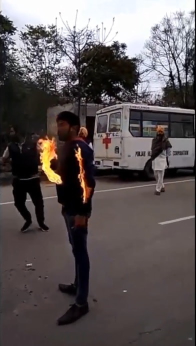 teacher protest sangrur ਪ੍ਰਦਰਸ਼ਨ ਕਰ ਰਹੇ ਮਾਸਟਰ ਨੇ ਤੇਲ ਪਾ ਕੇ ਖ਼ੁਦ ਨੂੰ ਲਾਈ ਅੱਗ, ਹਸਪਤਾਲ ਦਾਖ਼ਲ