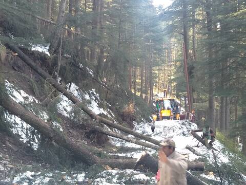 ਬਰਫ਼ਬਾਰੀ ਨਾਲ ਸੇਬਾਂ ਦੀ ਫ਼ਸਲ ਦਾ ਭਾਰੀ ਨੁਕਸਾਨ, ਕਈ ਥਾਵਾਂ ਦਾ ਸੰਪਰਕ ਟੁੱਟਿਆ ਬਰਫ਼ਬਾਰੀ ਨਾਲ ਸੇਬਾਂ ਦੀ ਫ਼ਸਲ ਦਾ ਭਾਰੀ ਨੁਕਸਾਨ, ਕਈ ਥਾਵਾਂ ਦਾ ਸੰਪਰਕ ਟੁੱਟਿਆ