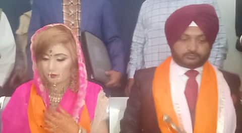 ਪਾਕਿ ਕੁੜੀ ਨੇ ਭਾਰਤੀ ਸਿੱਖ ਮੁੰਡੇ ਨਾਲ ਕਰਾਇਆ ਵਿਆਹ, ਵੇਖੋ ਤਸਵੀਰਾਂ ਪਾਕਿ ਕੁੜੀ ਨੇ ਭਾਰਤੀ ਸਿੱਖ ਮੁੰਡੇ ਨਾਲ ਕਰਾਇਆ ਵਿਆਹ, ਵੇਖੋ ਤਸਵੀਰਾਂ