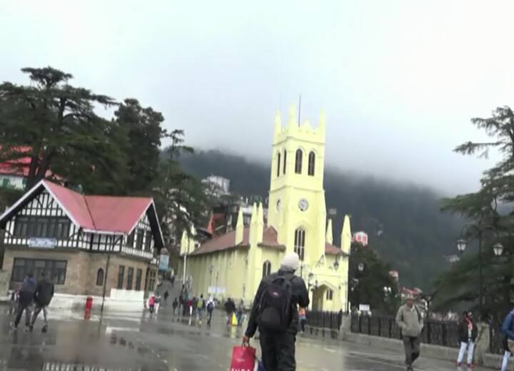 ਅੱਜ ਮੌਸਮ ਨੇ ਸੂਬੇ ਵਿੱਚ ਫਿਰ ਕਰਵਟ ਬਦਲੀ। ਸਵੇਰ ਤੋਂ ਹੀ ਉੱਪਰੀ ਇਲਾਕਿਆਂ ਵਿੱਚ ਬਰਫ਼ਬਾਰੀ ਤੇ ਹੇਠਲੇ ਇਲਾਕਿਆਂ ਵਿੱਚ ਬਾਰਸ਼ ਦਾ ਦੌਰ ਜਾਰੀ ਹੈ।