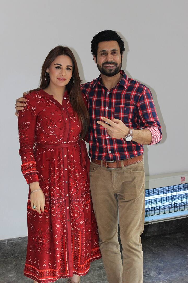 ਇਸ ਫ਼ਿਲਮ ‘ਚ ਬਿੰਨੂ ਢਿੱਲੋਂ ਤੇ ਮੈਂਡੀ ਤੱਖਰ ਮੁੱਖ ਭੂਮਿਕਾ ਵਿੱਚ ਨਜ਼ਰ ਆਉਣਗੇ। ਇਨ੍ਹਾਂ ਦੇ ਨਾਲ ਗੁਰਪ੍ਰੀਤ ਘੁੱਗੀ, ਜਸਵਿੰਦਰ ਭੱਲਾ, ਸਮੀਪ ਕੰਗ ਤੇ ਨਿਰਮਲ ਰਿਸ਼ੀ ਵੀ ਖਾਸ ਕਿਰਦਾਰ ਨਿਭਾਉਣਗੇ।