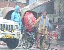 ਅੰਮ੍ਰਿਤਸਰ ’ਚ ਬੇਮੌਸਮੀ ਬਾਰਸ਼ ਨੇ ਕੱਢੇ ਵੱਟ, ਵੇਖੋ ਤਸਵੀਰਾਂ