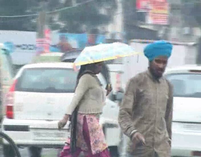 ਬਾਰਸ਼ ਨਾਲ ਕਿਸਾਨਾਂ ਦੇ ਚਿਹਰਿਆਂ ’ਤੇ ਵੀ ਚਿੰਤਾ ਨਜ਼ਰ ਆ ਰਹੀ ਹੈ।