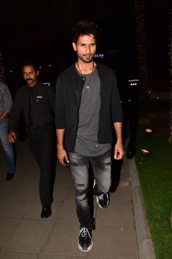 ਮੀਰਾ ਆਪਣੇ ਫੈਸਨ ਨਾਲ ਬਾਲੀਵੁੱਡ ਦੀ ਐਕਟਰਸ ਨੂੰ ਮਾਤ ਪਾਉਂਦੀ ਹੈ। ਉਸ ਪ੍ਰਿੰਟਿਡ ਗਾਊਨ ਨਾਲ ਕਲਚ ਕੈਰੀ ਕੀਤਾ ਜੋ ਉਸ ਦੀ ਲੁੱਕ ਦੇ ਨਾਲ ਖੂਬ ਜੱਚ ਰਿਹਾ ਸੀ।