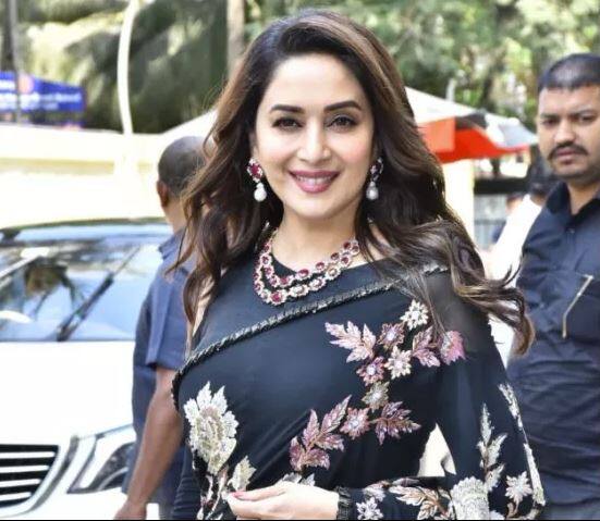 ਇਵੈਂਟ ‘ਚ ਮਾਧੁਰੀ ਦੀਕਸ਼ਿਤ ਬਲੈਕ ਕੱਲਰ ਦੀ ਸਾੜੀ ‘ਚ ਨਜ਼ਰ ਆਈ। ਮਾਧੁਰੀ ਨੇ ਫ਼ਿਲਮ ‘ਚ ਬੇਗਮ ਬਹਾਰ ਦਾ ਕਿਰਦਾਰ ਕੀਤਾ ਹੈ।