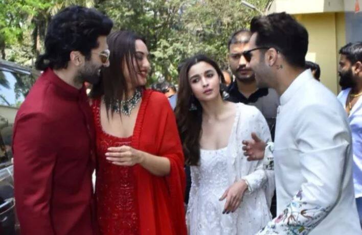 ਬਾਕੀ ਕਾਸਟ ਦੀ ਤਰ੍ਹਾਂ ਸੰਜੈ ਦੱਤ ਤੇ ਮਾਧੁਰੀ ਦੀਕਸ਼ਿਤ ਵੀ ਆਊਟਫਿੱਟ ਦੀ ਟਵੀਨਿੰਗ ਕਰਦੇ ਨਜ਼ਰ ਆਏ। ਬਾਕੀ ਟੀਮ ਨੇ ਵੀ ਦੋ-ਦੋ ਦੇ ਪੇਅਰ ’ਚ ਆਊਟਫਿੱਟ ਮੈਚ ਕੀਤੀ ਹੋਈ ਸੀ।