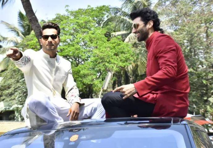 ਟੀਜ਼ਰ ਰਿਲੀਜ਼ ਮੌਕੇ ਟੀਮ ਪੂਰੀ ਮਸਤੀ ਦੇ ਮੂਡ ‘ਚ ਨਜ਼ਰ ਆਈ। ਇਸ ਦੀਆ ਤਸਵੀਰਾਂ ਸੋਸ਼ਲ ਮੀਡੀਆ ‘ਤੇ ਵਾਇਰਲ ਹੋ ਰਹੀਆਂ ਹਨ।