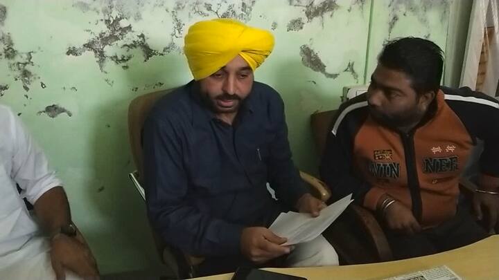 ਚੰਡੀਗੜ੍ਹ: ਨਗਰ ਪੰਚਾਇਤ ਹੰਡਿਆਇਆ ਦੇ ਲੋਕਾਂ ਨੇ ਅੱਜ ਖ਼ੂਬ ਹੰਗਾਮਾ ਕੀਤਾ। ਦਰਅਸਲ ਆਮ ਆਦਮੀ ਪਾਰਟੀ ਦੇ ਪੰਜਾਬ ਪ੍ਰਧਾਨ ਭਗਵੰਤ ਮਾਨ ਇੱਥੇ 5 ਮਰਲੇ ਤਕ ਦੇ ਘਰਾਂ ਦੇ ਸੀਵਰੇਜ ਪਾਣੀ ਦੇ ਬਿੱਲ ਮੁਆਫ ਕਰਵਾਉਣ ਲਈ ਪੁੱਜੇ ਸੀ। 