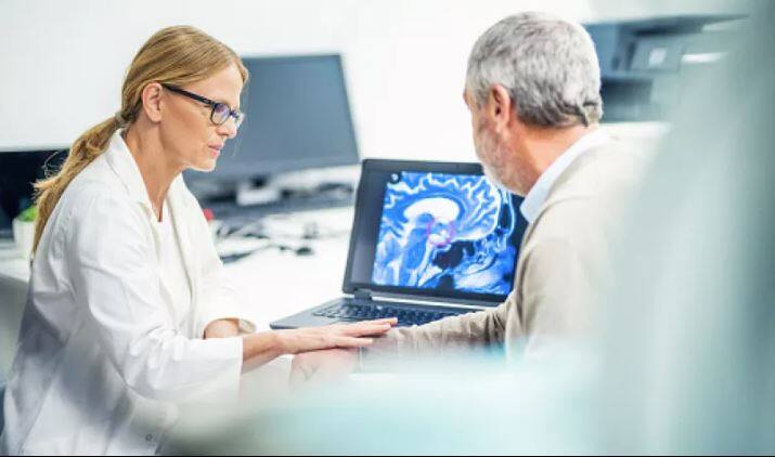 ਇਸ ਮਾਮਲੇ ਦਾ ਖੁਲਾਸਾ ਉਦੋਂ ਹੋਇਆ ਜਦੋਂ ਲੀ ਸਰਜਰੀ ਦੇ 19 ਮਹੀਨੇ ਬਾਅਦ ਇੱਕ ਦਿਨ ਸੜਕ ‘ਤੇ ਡਿੱਗ ਗਏ। ਉਨ੍ਹਾਂ ਨੂੰ ਹਸਪਤਾਲ ਲੈ ਜਾਂਦਾ ਗਿਆ। ਜਿੱਥੇ ਜਾਂਚ ਦੌਰਾਨ ਪਤਾ ਲੱਗਿਆ ਕਿ ਉਨ੍ਹਾਂ ਦਾ ਬ੍ਰੇਨ ਠੀਕ ਹੈ ਤੇ ਉਨ੍ਹਾਂ ਨੂੰ 6 ਮਹੀਨੇ ਬਾਅਦ ਹਾਰਟ ਚੈਕਅੱਪ ਨੂੰ ਕਿਹਾ ਗਿਆ। ਘਰ ਆਉਣ ਤੋਂ ਬਾਅਦ ਇੱਕ ਮਹੀਨੇ ‘ਚ ਲੀ ਨੂੰ ਕਈ ਵਾਰ ਚੱਕਰ ਆਏ। ਹਸਪਤਾਲ ਜਾਣ ‘ਤੇ ਪਤਾ ਲੱਗਿਆ ਕਿ ਲੀ ਨੂੰ ਮੁੜ ਬ੍ਰੇਨ ਟਿਊਮਰ ਹੋ ਗਿਆ ਹੈ।