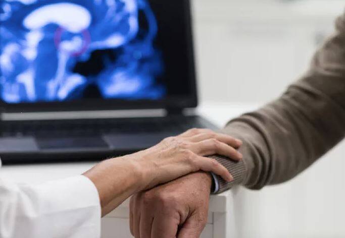 ਲੀ ਨੂੰ ਕੁਝ ਸਮਝ ਨਹੀਂ ਆਇਆ। ਪੂਰੀ ਗੱਲ ਦਾ ਪਤਾ ਲੱਗਣ ‘ਤੇ ਲੀ ਹੈਰਾਨ ਹੋ ਗਏ। ਉਨ੍ਹਾਂ ਨੂੰ ਪਤਾ ਨਹੀਂ ਸੀ ਕਿ 2005 ‘ਚ ਉਨ੍ਹਾਂ ਦੀ ਬ੍ਰੇਨ ਸਰਜਰੀ ਹੋਈ ਸੀ। ਹੁਣ ਲੀ ਦੂਜੇ ਟਿਊਮਰ ਦਾ ਇਲਾਜ਼ ਕਰਵਾ ਰਹੇ ਹਨ। ਇਸ ਦੌਰਾਨ ਉਹ ਤੇ ਉਨ੍ਹਾਂ ਦੀ ਪਤਨੀ 9 ਲੱਖ ਰੁਪਏ ਤੋਂ ਜ਼ਿਆਦਾ ਖ਼ਰਚ ਕਰ ਚੁੱਕੇ ਹਨ। ਇਸ ਤੋਂ ਬਾਅਦ ਹਸਪਤਾਲ ਖਿਲਾਫ ਸ਼ਿਕਾਇਤ ਦਰਜ ਕਰਵਾਈ ਗਈ ਹੈ।