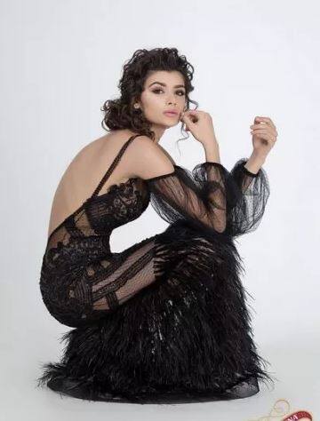 ਵਧੇਰੇ ਲੋਕ ਇਸ ਡ੍ਰੈੱਸ ਦੀ ਤੁਲਨਾ ਲੌਂਜਰੀ ਨਾਲ ਵੀ ਕਰ ਰਹੇ ਹਨ। ਇਹ ਮਰਮੇਡ ਸਟਾਈਲ ਗਾਉਨ ਕਈ ਥਾਂਵਾਂ ਤੋਂ ਟ੍ਰਾਂਸਪੇਰੈਂਟ ਵੀ ਹੈ।