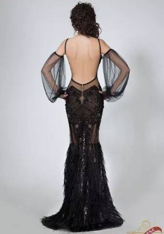 ਡਿਜ਼ਾਇਨਰ ਨੇ ਡ੍ਰੈਸ ਨੂੰ ‘ਬਲੈਕ ਮਦਰ ਆਫ ਬ੍ਰਾਈਡ ਡ੍ਰੈੱਸ’ ਦਾ ਨਾਂ ਦਿੱਤਾ ਹੈ। ਲੋਕ ਇਸ ਨੂੰ ਈਵਨਿੰਗ ਗਾਉਨ ਤੇ ਸੈਕਸੀ ਡ੍ਰੈੱਸ ਦਾ ਨਾਂ ਦੇ ਰਹੇ ਹਨ।