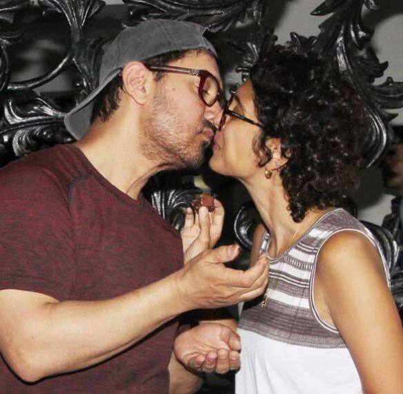 ਇਸ ਮੌਕੇ ਉਨ੍ਹਾਂ ਦੀ ਪਤਨੀ ਕਿਰਨ ਵੀ ਆਮਿਰ ਨਾਲ ਹੀ ਨਜ਼ਰ ਆਈ। ਸਭ ਦੇ ਸਾਹਮਣੇ ਵੀ ਆਮਿਰ ਆਪਣੀ ਪਤਨੀ ਪ੍ਰਤੀ ਪਿਆਰ ਜਤਾਉਣਾ ਨਹੀਂ ਭੁੱਲੇ।