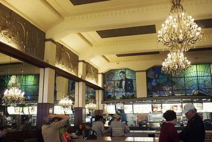 ਇਸ ਮੈਕਡੋਨਲਡ ਦੀ ਬਿਲਡਿੰਗ 1930 ‘ਚ ਬਣੀ ਸੀ ਜੋ ਤੁਹਾਨੂੰ ਕਾਫੀ ਕਨਫਿਊਜ਼ ਕਰ ਸਕਦਾ ਹੈ। ਇੱਥੇ ਤੁਹਾਨੂੰ ਈਗਲ ਦੀ ਇੱਕ ਵੱਡੀ ਤਸਵੀਰ ਦੇਖਣ ਨੂੰ ਮਿਲੇਗੀ ਜਿਸ ‘ਚ ਵੱਡੇ-ਵੱਡੇ ਝੂਮਰ, ਸ਼ੀਸ਼ੇ ਤੇ ਸਟੇਨਡ ਗਲਾਸ ਦੇਖਣ ਨੂੰ ਮਿਲਣਗੇ।