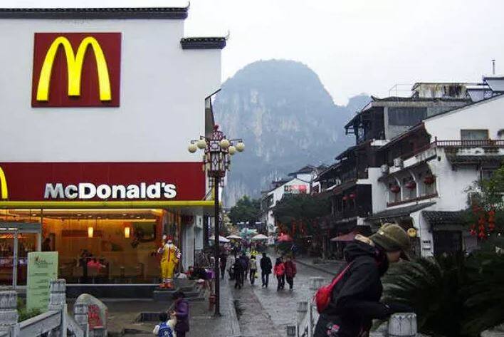 ਸਾਊਥ ਚੀਨ ‘ਚ ਪਹਾੜ ‘ਤੇ ਮੇਕਡੀ ਬਣਿਆ ਹੈ।