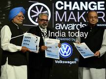 ਮਨਮੋਹਨ ਸਿੰਘ ਨੇ ਕੀਤਾ ਜੇਤਲੀ ਦਾ ਸਨਮਾਨ, ਬੀਜੇਪੀ ਨੇ ਉਡਾਇਆ ਰਾਹੁਲ ਦਾ ਮਜ਼ਾਕ