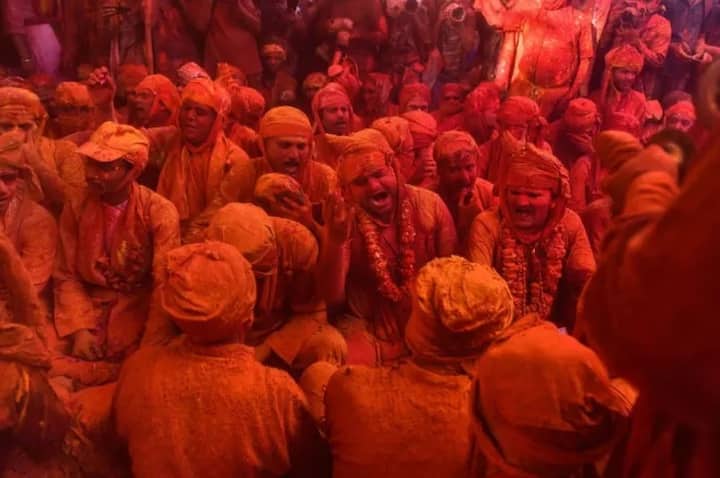 ਇਸ ਅਨੋਖੀ ਹੋਲੀ ਨੂੰ ਵੇਖਣ ਲਈ ਵੱਡੀ ਗਿਣਤੀ ਲੋਕ ਇਕੱਠੇ ਹੋਏ। ਡਾਂਗ ਮਾਰਨ ਵਾਲੀਆਂ ਮਹਿਲਾਵਾਂ ਨੂੰ 'ਹੁਰਿਆਰਨੀਆਂ' ਤੇ ਪੁਰਸ਼ਾਂ ਨੂੰ 'ਹੁਰਿਆਰ' ਕਹਿੰਦੇ ਹਨ।