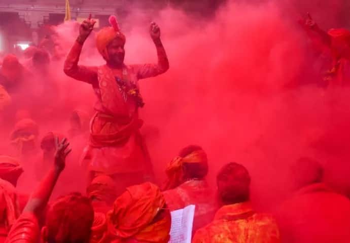 ਅੱਜ ਵੀ ਦੁਬਾਰਾ ਇਸੇ ਤਰ੍ਹਾਂ ਦੀ ਹੋਲੀ ਖੇਡੀ ਗਈ। ਇਸ ਦਿਨ ਨੰਦਗਾਂਵ ਵਿੱਚ ਹੋਲੀ ਖੇਡੀ ਜਾਏਗੀ। ਇਸ ਦਿਨ ਬਰਸਾਨਾ ਦੇ ਪੁਰਸ਼ ਹੁਰਿਆਰੇ ਬਣ ਕੇ ਨੰਦਗਾਂਵ ਜਾਂਦੇ ਹਨ ਤੇ ਸਥਾਨਕ ਮਹਿਲਾਵਾਂ ਹੁਰਿਆਰਨੀਆਂ ਬਣਦੀਆਂ ਹਨ।