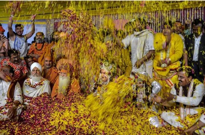 ਮਥੁਰਾ ਦੇ ਬਰਸਾਨਾ ਦੀ ਹੋਲੀ ਕਾਫੀ ਮਸ਼ਹੂਰ ਹੈ। ਦੇਸ਼ ਦੇ ਕਈ ਹਿੱਸਿਆਂ ਤੋਂ ਲੋਕ ਇਹ ਹੋਲੀ ਵੇਖਣ ਆਉਂਦੇ ਹਨ।