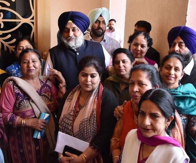 ਜਲੰਧਰ ਵਿੱਚ ਸੁਖਬੀਰ ਬਾਦਲ ਵਰਕਰਾਂ ਨਾਲ ਮੁਲਾਕਾਤ ਕਰਨ ਲਈ ਪਹੁੰਚੇ ਸਨ ਤੇ ਇੱਥੇ ਹੀ ਉਨ੍ਹਾਂ ਜਲੰਧਰ ਲੋਕ ਸਭਾ ਸੀਟ ਤੋਂ ਚਰਨਜੀਤ ਸਿੰਘ ਅਟਵਾਲ ਦਾ ਨਾਂ ਐਲਾਨ ਦਿੱਤਾ। 