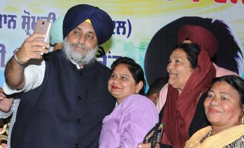 ਲਓ ਅਕਾਲੀਓ ਖਿੱਚੋ ਸੈਲਫੀ, ਸੁਖਬੀਰ ਖੜ੍ਹੇਗਾ ਥੋਡੇ ਨਾਲ ਜੱਚ ਕੇ..! ਲਓ ਅਕਾਲੀਓ ਖਿੱਚੋ ਸੈਲਫੀ, ਸੁਖਬੀਰ ਖੜ੍ਹੇਗਾ ਥੋਡੇ ਨਾਲ ਜੱਚ ਕੇ..!