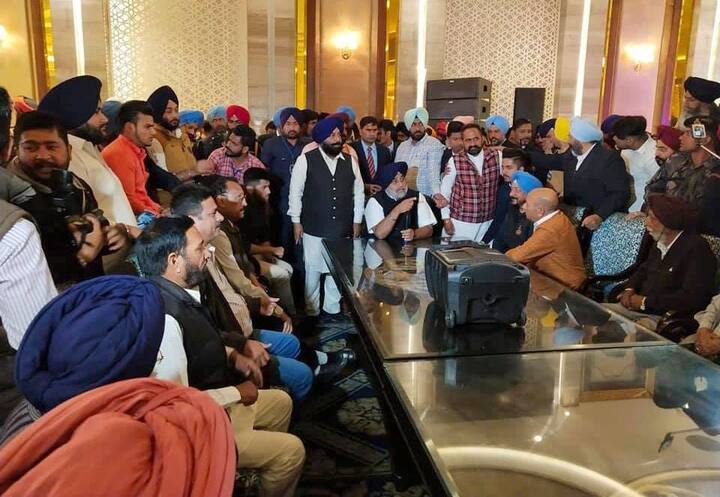 ਜ਼ੈੱਡ ਪਲੱਸ ਸੁਰੱਖਿਆ ਛੱਤਰੀ 'ਚ ਰਹਿਣ ਵਾਲੇ ਸੁਖਬੀਰ ਬਾਦਲ ਨੇ ਇਸ ਮੌਕੇ ਕਿਸੇ ਨੂੰ ਵਰਕਰ ਨੂੰ ਨਿਰਾਸ਼ ਨਹੀਂ ਕੀਤਾ।