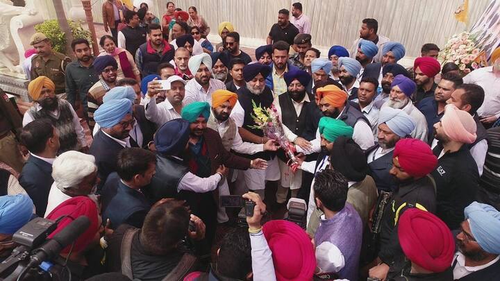 ਪਾਰਟੀ ਦੇ ਪ੍ਰਧਾਨ ਸੁਖਬੀਰ ਬਾਦਲ ਨਾਲ ਲੋਕਾਂ ਨੇ ਯਾਦਗਾਰੀ ਤਸਵੀਰ ਖਿਚਵਾਈ ਤੇ ਸੁਖਬੀਰ ਨੇ ਵੀ ਕਿਸੇ ਨੂੰ ਨਾਂਹ ਨਾ ਕੀਤੀ। 