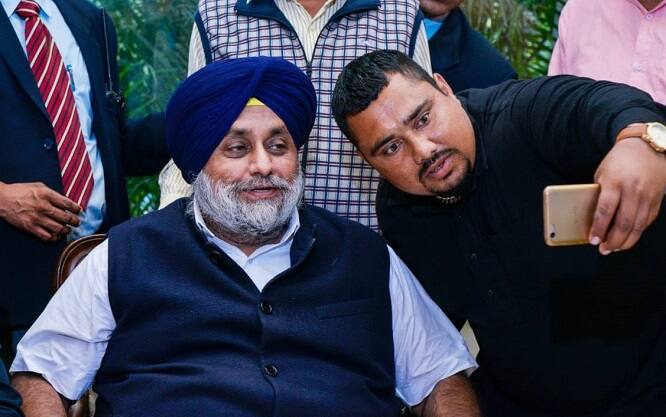 ਸ਼ਹਿਰ ਦੇ ਮਸ਼ਹੂਰ ਤੇ ਵੱਡੇ ਪੈਲੇਸ ਵਿੱਚ ਕਰਵਾਏ ਗਏ ਇਸ ਮਿਲਣੀ ਸਮਾਗਮ ਦੌਰਾਨ ਲੋਕਾਂ ਨੇ ਖ਼ੂਬ ਸੈਲਫੀਆਂ ਖਿਚਾਈਆਂ। 