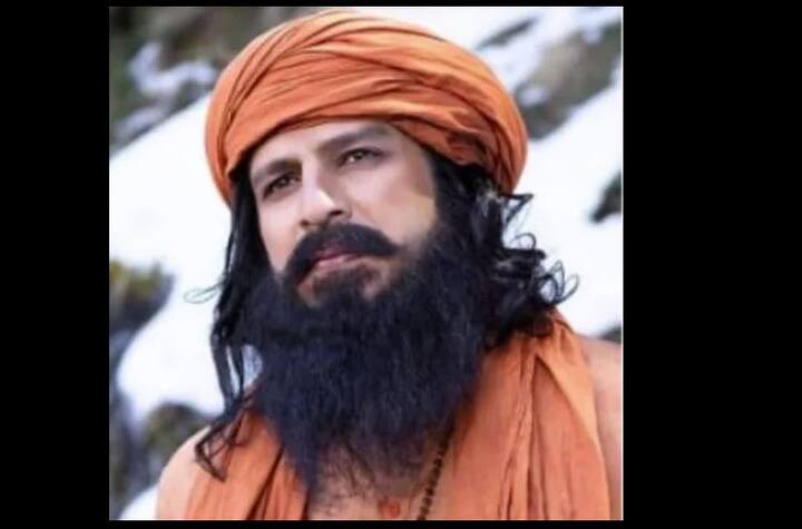 ਇਨ੍ਹਾਂ ਤਸਵੀਰਾਂ ‘ਚ ਵਿਵੇਕ ਓਬਰਾਏ ਆਰਐਸਐਸ ਦੇ ਕਾਰਜਕਰਤਾ ਨਾਲ ਇੱਕ ਸਾਧੂ ਦੇ ਅੰਦਾਜ਼ ‘ਚ ਨਜ਼ਰ ਆ ਰਹੇ ਹਨ।